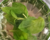 Foto del paso 2 de la receta: Infusión de albahaca, jengibre y limón 🌱 🫚 🍋 Infusión antinflamatoria de albahaca