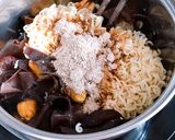 Hình bước làm 2 của món Mì Ăn Liền Xào Thịt Trai Đen (Vẹm Đen) & Mộc Nhĩ