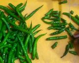 A picture of step 2 of Mirch Ka Thecha (Spicy Green Chili Chutney).