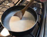 Foto del paso 2 de la receta: Blanca y radiante va la...(Merluza con salsa blanca gratinada)