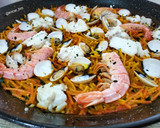 Foto del paso 8 de la receta: Fideuà de merluza y gambón