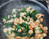 Foto del paso 4 de la receta: Macarrones de pescado y espinacas