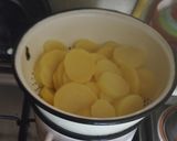 2021. Egyszerű rakott krumpli ! recept fázis 1 fotója