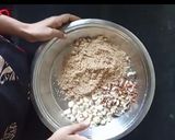 गेहूं के आटे की पंजीरी (Gehu ke aate ki panjiri recipe in Hindi) रेसिपी चरण 3 फोटो
