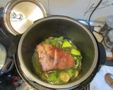 Foto del paso 1 de la receta: Codillo de cerdo con alcachofas en salsa alkale