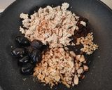 Foto del passaggio 2 della ricetta Speedy pasta con tofu, olive nere e frutta secca