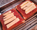 Foto del paso 2 de la receta: Pizza express de pan lactal c/ rúcula