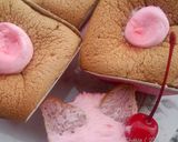Foto langkah ke 7 dari resep Strawberry Hokkaido Chiffon Cupcake.