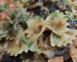Foto del paso 8 de la receta: Lazos vegetales de pasta con aceitunas en pisto