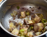 Foto del paso 3 de la receta: Guiso de caballa con patatas y alcachofas
