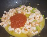 Foto del paso 2 de la receta Gambas en salsa de tomate picante