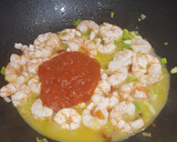 Foto del paso 2 de la receta: Gambas en salsa de tomate picante