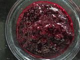 Helado de nectarina relleno de arándanos y cerezas