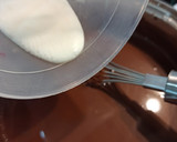 Foto del paso 5 de la receta: Tarta 3 chocolates con base de galleta y turrón 🍫🥄🍫