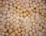 A picture of step 1 of White Peas Curry.
