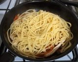 Foto del paso 9 de la receta: Spaghetti, sin gluten, con pechuga de pollo, cebollín, zanahoria, hinojo, huevo revuelto y más
