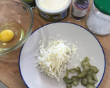 Foto del paso 1 de la receta: Huevos revueltos con queso y pepinillo