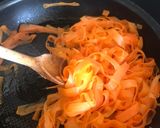 Une image de l'étape 3 de Tagliatelles de carottes au miel et au thym.