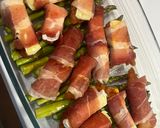 Sonkába tekert camembertes csirke spárgával és zöldséges rizzsel recept fázis 6 fotója