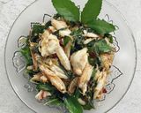 รูปขั้นตอนการทำที่ 2 ของ ผัดกะเพราปู 🌿 🦀 / Stir fried basil with crab meat 🌿 🦀