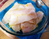 Foto del paso 3 de la receta: Merluza al vapor con patatas de cebolla