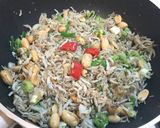 魩仔魚炒蒜味花生的食譜步驟6照片