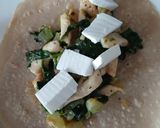 Foto del paso 4 de la receta: Crepes de trigo sarracenos relleno de espinacas baby, calabacín y cebolla con pollo y queso vegano