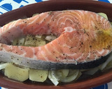 Foto del paso 1 de la receta: Salmón con patatas a lo pobre al horno