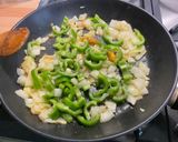 Une image de l'étape 7 de Tarte filo, oignon, chèvre et poivrons tricolores.