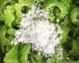 Hình bước làm 2 của món Khổ qua xào trứng