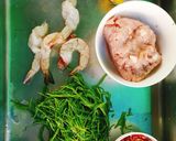 รูปขั้นตอนการทำที่ 1 ของ ผัดชะอม กุ้ง หมูสับ ราดข้าว