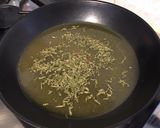 Une image de l'étape 1 de Pavés de saumon caramélisés au bouillon d'herbes, estragon et citron.
