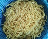 Foto langkah ke 2 dari resep Mie Goreng Sosis.