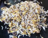 Une image de l'étape 8 de Nouilles japonaises sautées aux champignons, courgettes et épices.