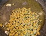 Foto del paso 2 de la receta: Cena rápida e improvisada: tortilla de habitas baby en aceite de oliva