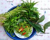 Foto langkah ke 1 dari resep Tumis kangkung bunga pepaya.