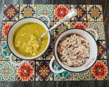 Foto del paso 5 de la receta: Pollo en salsa de coco y curry con arroz tricolor