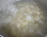 Foto del paso 5 de la receta: Pastel de papa con relleno de carne - con cebolla, morrón, aceituna, huevo duro y pasas de uva