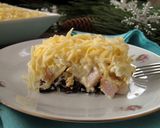 Фото кроку 3 до Слоеный салат с копченой курицей, ананасами и черносливом.