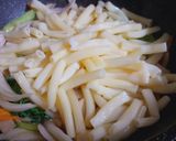 Hình bước làm 4 của món Nui xào bò và rau củ