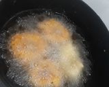A picture of step 2 of Urad dal mendu vada.