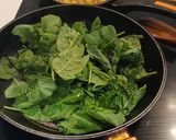 Foto del paso 3 de la receta: Espinacas frescas con uva caramelizada y salchicha criolla dorada