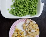 A picture of step 2 of Chinese stir-fry fish cakes dry beancurd with long beans 魚片豆乾炒長豆.
