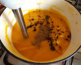 Foto del paso 3 de la receta: Crema de calabaza Hokkaido y cebolla blanca a las hierbas