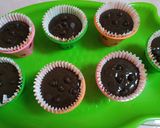 Foto langkah ke 2 dari resep Cupcakes Cokelat Oreo 🌰.