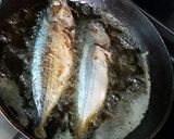 Foto langkah ke 1 dari resep Ikan kembung goreng kuah tomato.