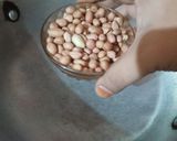 A picture of step 1 of Peanuts chikki.