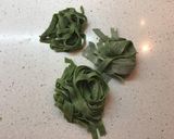 Foto del paso 9 de la receta: Tortellini verde caseros de salmón y salsa de calabaza