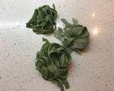 Foto del paso 9 de la receta: Tortellini verde caseros de salmón y salsa de calabaza