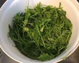 Une image de l'étape 1 de Roquette aux tomates séchées,copeaux de comté affiné et herbes aromatiques.